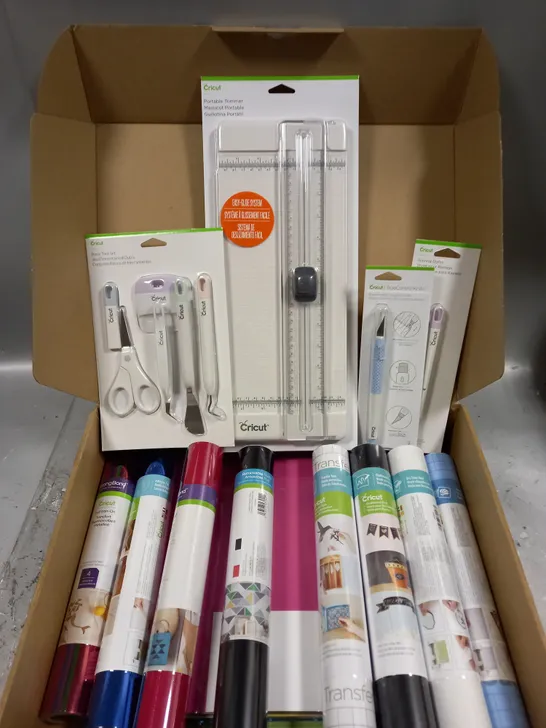 BOX OF ASSORTED CRICUT ACCESSORIES TO INCLUDE PORTABLE TRIMMER, TRANSFER TAPE, TOOL SET ETC 