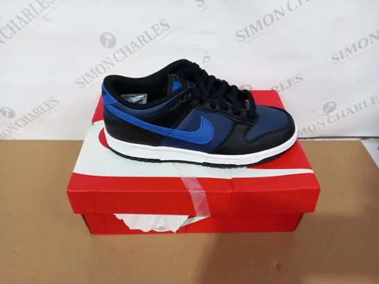 BOXED PAIR OF NIKE NAVY/BLACK TRAINERS SIZE5.5