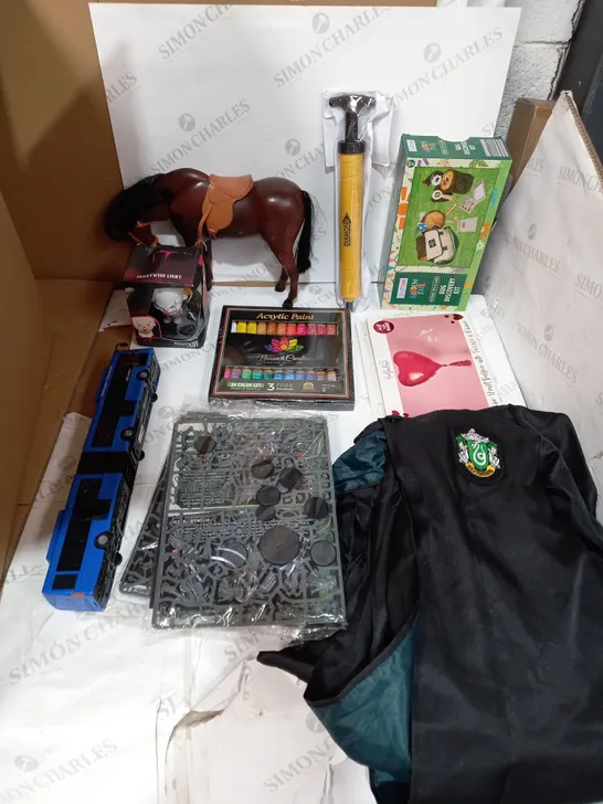 LOT OF APPROX 25 ASSORTED TOYS, CRAFTS AND COSTUMES TO INCLUDE SCIENCE KITS, HARRY POTTER CLOAK, PENS ETC