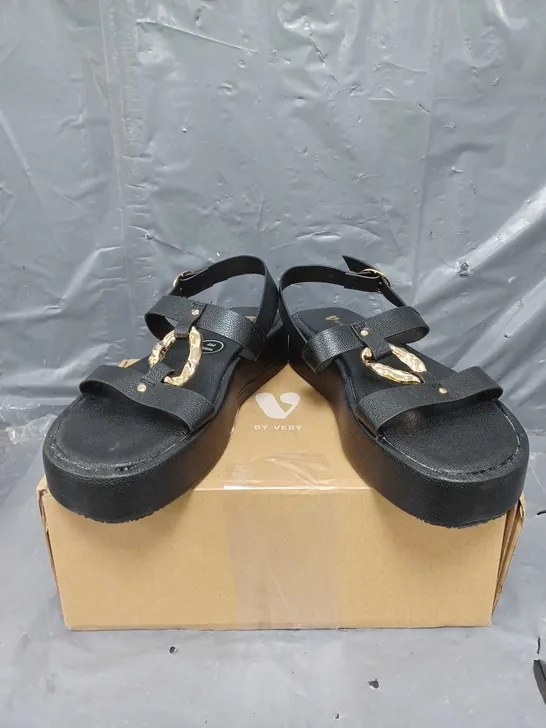 V BY VERY THONG WEDGE SANDALS BLACK/GOLD SIZE 7