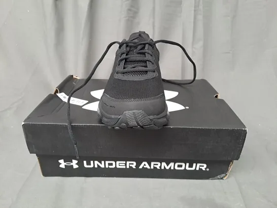 BOXED PAIR OF UNDER ARMOUR CHARGED ASSERT 10 SHOES IN BLACK UK SIZE 11