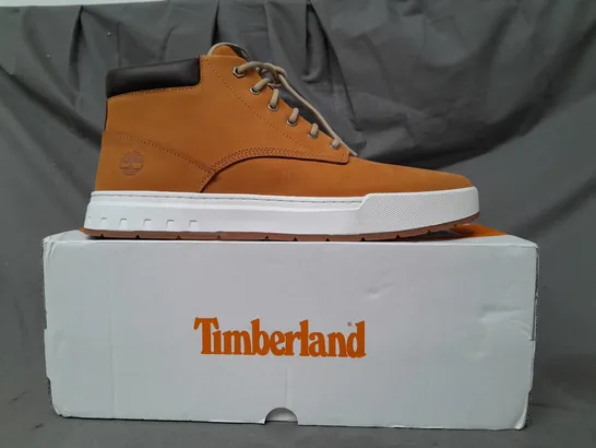 BOXED PAIR OF TIMBERLAND MAPLE GROVE CHUKKA BOOTS IN WHEAT UK SIZE 11.5