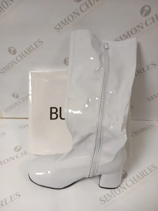 BOXED BUCKLE WHITE PATENT SIZE EU 41