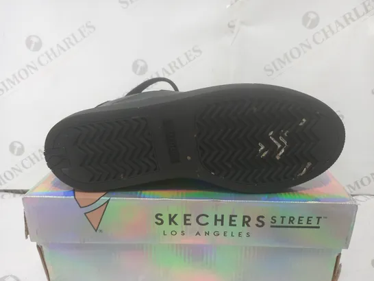 BOXED SKECHERS STREET LEATHER TRAINER - SIZE 5