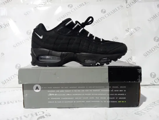 BOXED PAIR OF NIKE AIR MAX 95 SHOES IN BLACK UK SIZE 8.5