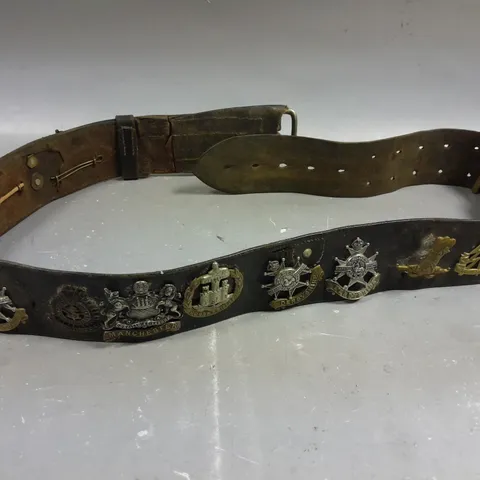 VINTAGE BELT WITH ASSORTED WW1/WW2 BRITISH ARMY CAP BADGES 