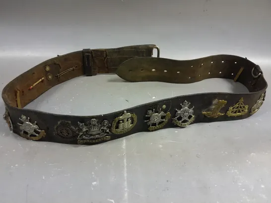 VINTAGE BELT WITH ASSORTED WW1/WW2 BRITISH ARMY CAP BADGES 