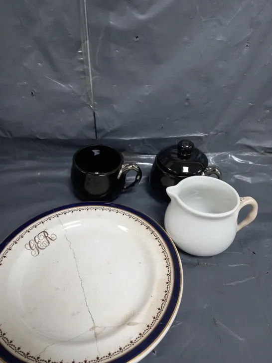 APPROXIMATELY 12 ASSORTED HOUSEHOLD ITEMS TO INCLUDE PLATES , SMALL MUGS , ETC 