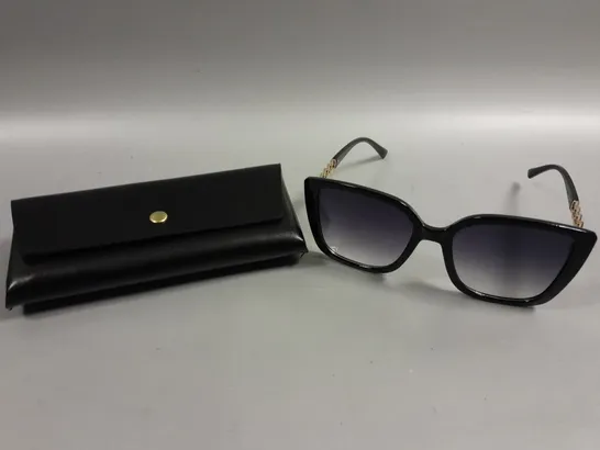 DESIGNER BLACK FRAMED SUNGLASSES WITH GOLD EFFECT TRIM 