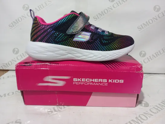 BOXED PAIR OF SKECHERS SHIMMER SPEEDER TRAINERS IN BLACK/MULTICOLOUR UK SIZE 2