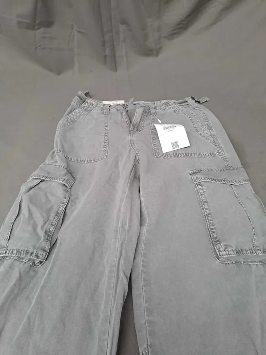 BERSHKA LIGHT GREY CARGO STRAIGHT - EUR 32