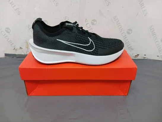 BOXED PAIR OF NIKE RUNNING INTERACT RUN TRAINERS IN BLACK SIZE 8