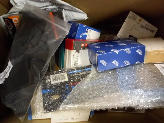 BOX OF APPROXIMATELY 15 ASSORTED ITEMS TO INCLUDE ELBOW COMPRESSION SLEEVE, SHOWER HEAD & HOSE, 10 PIECE SOCKET SET, ETC