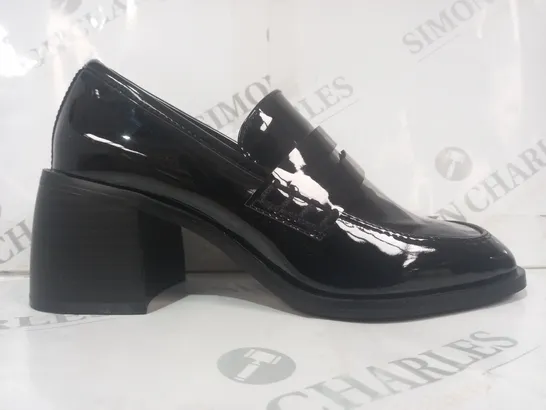 BOXED PAIR OF DESIGNER BLOCK HEEL SLIP-ON SHOES IN GLOSSY BLACK SIZE 4