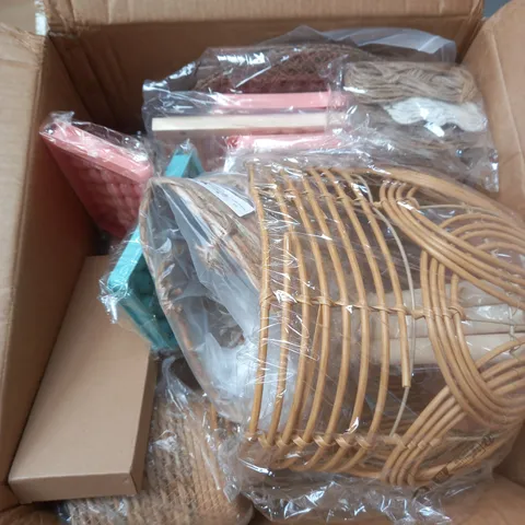 BOX OF ASSORTED ITEMS TO INCLUDE ICE TRAYS, WICKER BASKETS