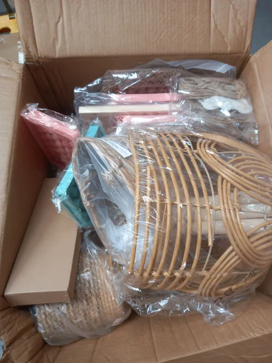 BOX OF ASSORTED ITEMS TO INCLUDE ICE TRAYS, WICKER BASKETS