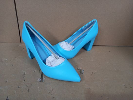 BOXED PAIR OF DESIGNER WOMENS HEELS IN BLUE EU SIZE 39