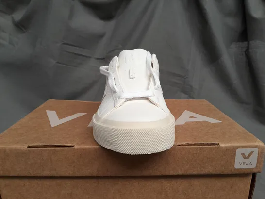 BOXED VEJA CAMPO CJROMEFREE LEATHER EXTRA WHITE TRAINERS - UK 2 