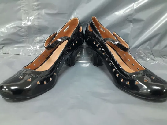 BOXED PAIR OF DESIGNER CLOSED TOE HEELED SHOES IN BLACK SIZE 7