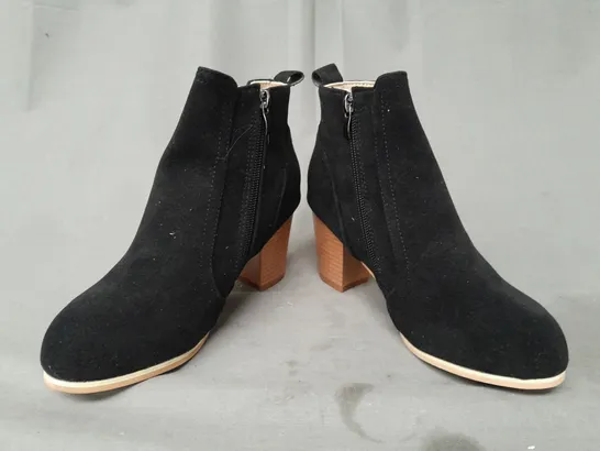 BOXED PAIR OF DESIGNER BLOCK HEEL ANKLE BOOTS IN BLACK EU SIZE 35