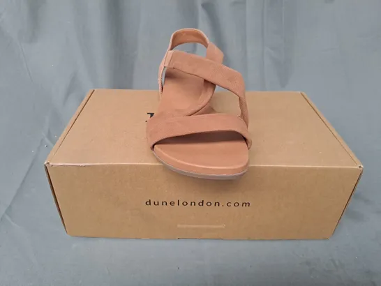 BOXED PAIR OF DUNE LONDON LANDIES OPEN TOE CROSS STRAP SANDALS IN CAMEL EU SIZE 37