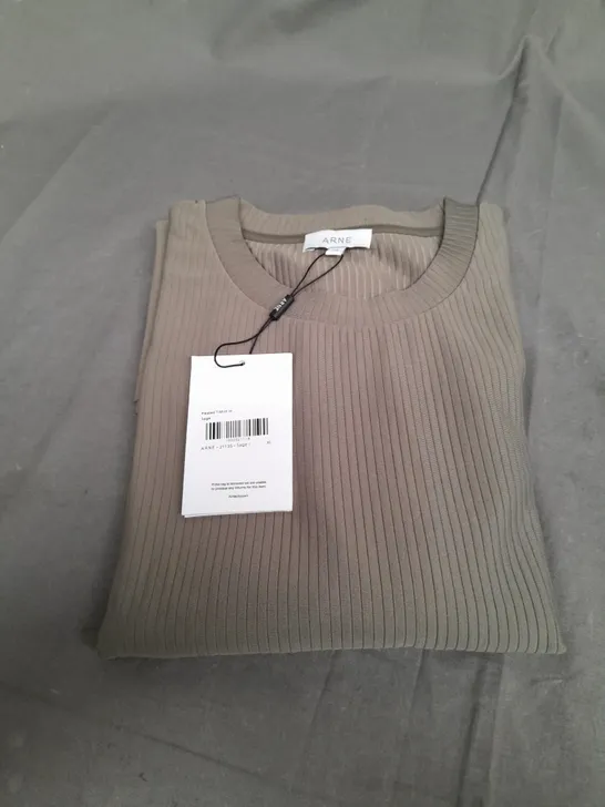 ARNE PLEATED T-SHIRT IN SAGE - XL