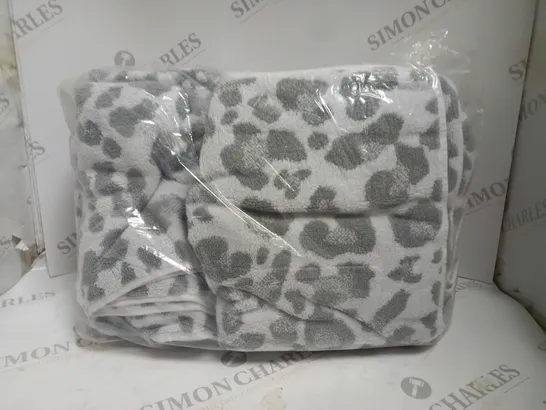 WEAVERIGHT TOWELS IN ANIMAL PRINT GREY/WHITE