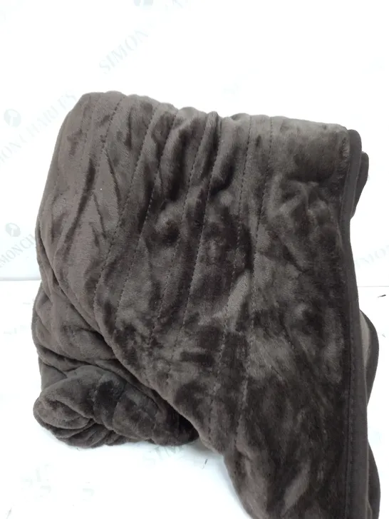 BOXED COZEE HOME FAUX FUR HEATED THROW IN CHOCOLATE