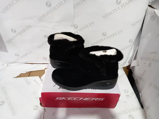 BOXED PAIR OF BLACK ANKLE BOOTS - SIZE 8
