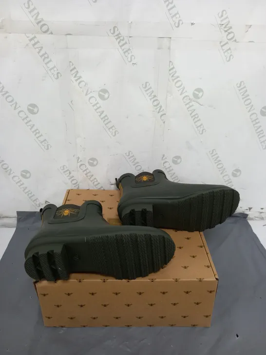 EUR 37 BOXED GREEN WELLIES 