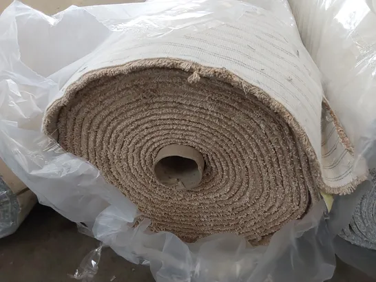 ROLL OF QUALITY ECLIPSE CARPET // SIZE: APPROXIMATELY 4 X 17.1m