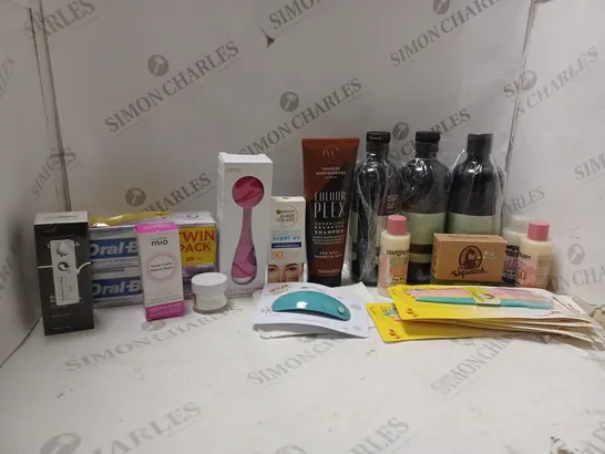 APPROXIMATELY 20 ASSORTED COSMETICS ITEMS TO INCLUDE BAYLIS & HARDING GOODNESS OUD CEDAR & AMBER BODY WASH (500ml), GARNIER FACE SUNSCREEN (40Ml), ORAL B 3D WHITE ADVANCED 2 PACK, ETC