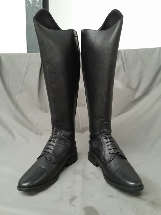 BOXED PAIR OF RHINEGOLD ELITE LUXUS LEATHER LACED RIDING BOOTS IN BLACK SIZE 8