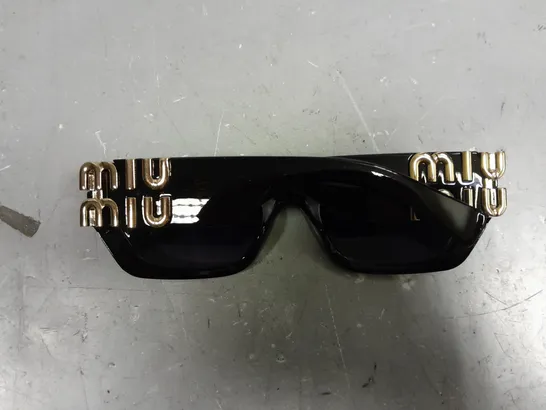 MIU MIU BLACK FRAMED LOGO SUNGLASSES 