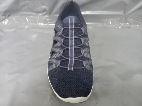 BOXED PAIR OF SKECHERS REGGAE SHOES IN NAVY SIZE 6