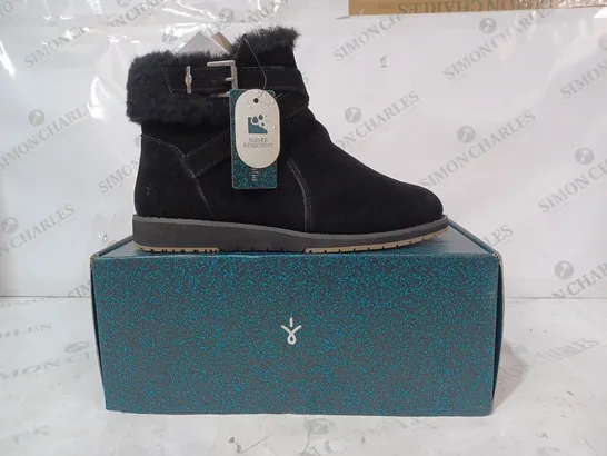 BOXED PAIR OF EMU AUSTRALIA FAUX SUEDE BOOTS IN BLACK - UK 7