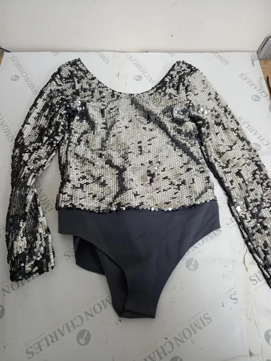 FRENCH CONNECTION SEQUIN TOP IN SILVER - MEDIUM