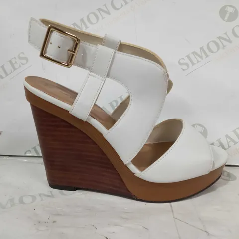 BOXED PAIR OF NEW LOOK OPEN TOE WEDGE HEELS IN WHITE EU SIZE 37