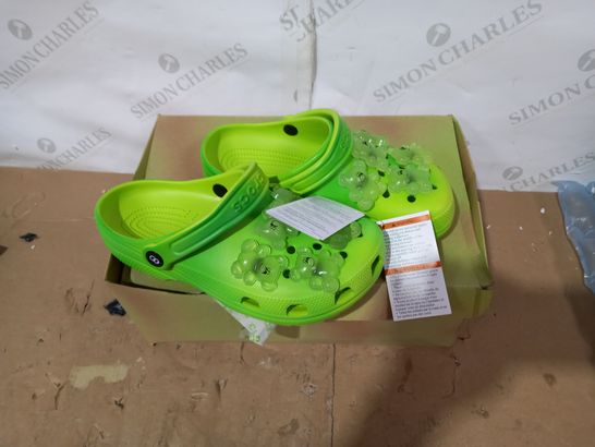 BOXED PAIR OF CROCS SIZE M6 W8