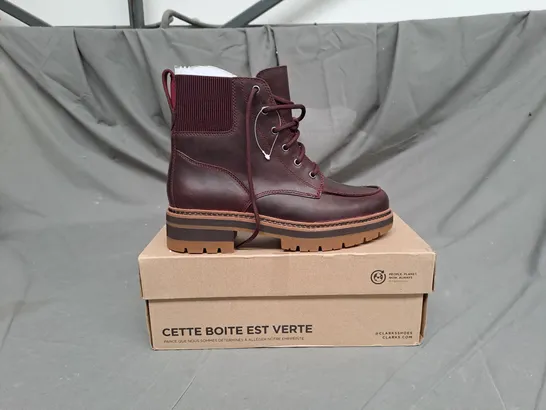 BOXED PAIR OF CLARKS ORIANNA MID IN BURGUNDY LEATHER SIZE 7