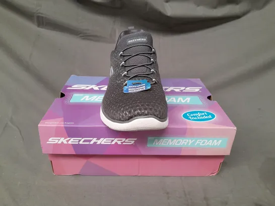 BOXED PAIR OF SKECHERS MEMORY FOAM SHOES IN GREY/MULTICOLOUR UK SIZE 6