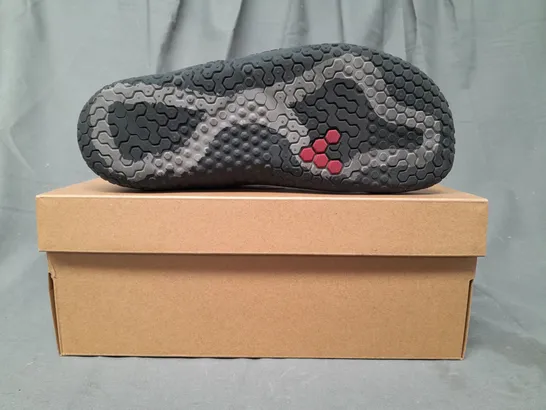 BOXED PAIR OF VIVOBAREFOOT MOTUS STRENGTH SHOES IN BLACK UK SIZE 7