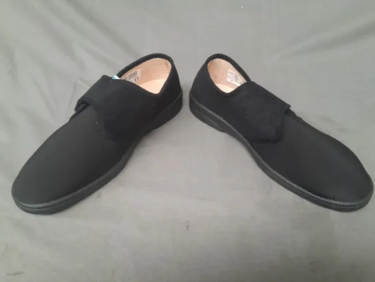 BOXED PAIR OF SLEEPERS SLIPPERS IN BLACK SIZE 11