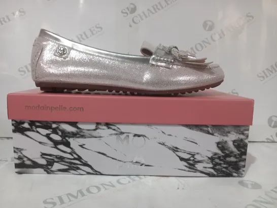 BOXED PAIR OF MODA IN PELLE ETHELIA LOAFERS IN SILVER SIZE 6