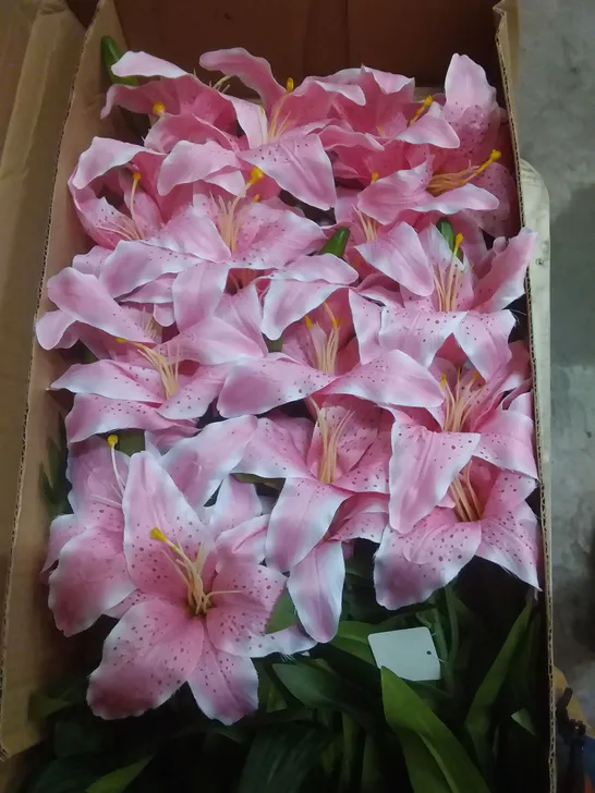 BOX OF 24 BRAND NEW SIGNATURE SILK FLOWERS 85CM SATIN TIGER LILY SPRAY × 3 W/2 FLOWERS, 1 BUD & 11 LEAVES - T.T PINK SILK FLOWERS