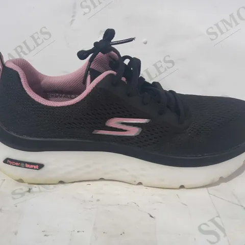 BOXED PAIR OF SKECHERS GO WALK BURST TRAINERS IN BLACK UK SIZE 6.5