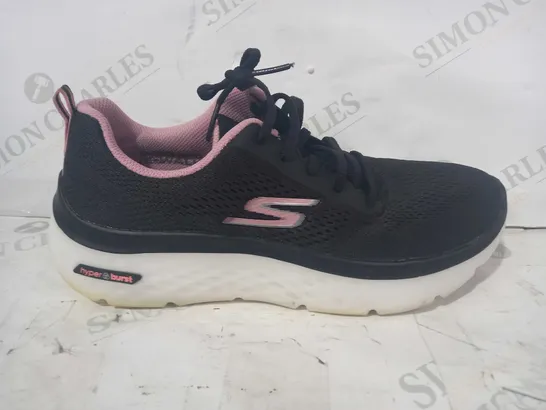 BOXED PAIR OF SKECHERS GO WALK BURST TRAINERS IN BLACK UK SIZE 6.5