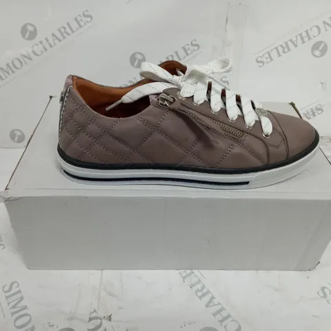 BOXED PAIR OF MODA IN PELLE BAYLEN TRAINERS IN TAUPE SIZE 7