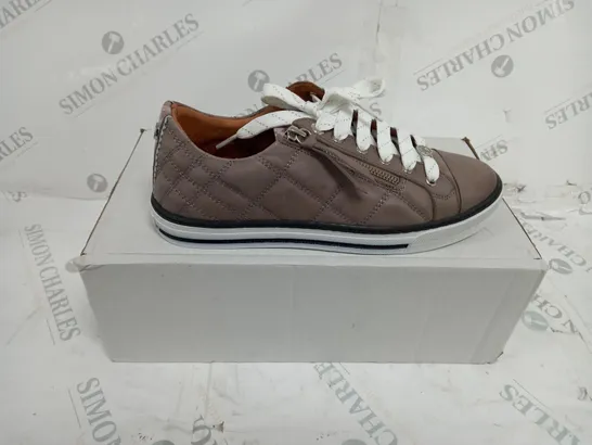 BOXED PAIR OF MODA IN PELLE BAYLEN TRAINERS IN TAUPE SIZE 7