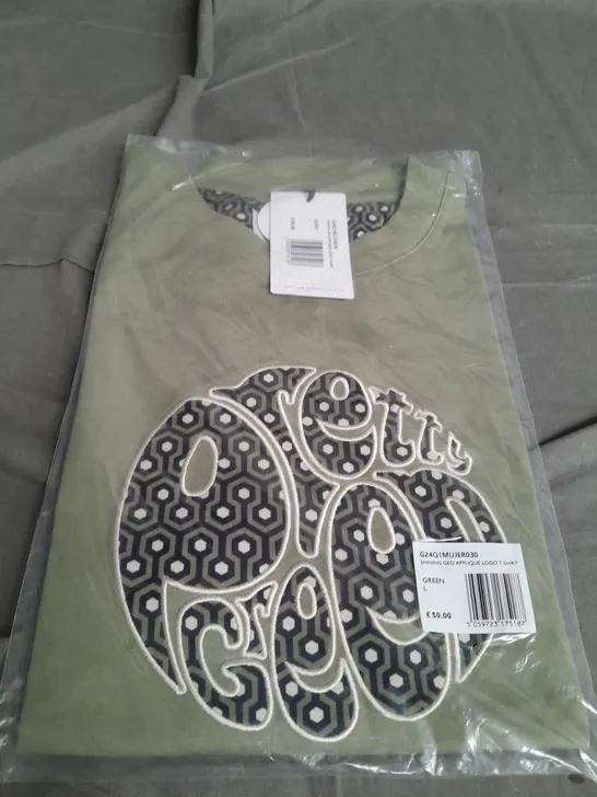 PRETTY GREEN SHINNING GEO APPLIQUE LOGO T-SHIRT SIZE L 